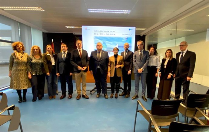 El consejero de Sanidad (C) junto a las autoridades en la presentación de las obras del nuevo centro de salud de Salamanca.