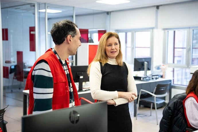 A secretária de Família, Juventude e Assuntos Sociais da Comunidade de Madrid, Ana Dávila, visita o Centro de Acolhimento Temporário San Blas para pessoas sem-teto, em 8 de janeiro de 2026, em Madrid (Espanha). Durante sua visita, a secretária fez um bala
