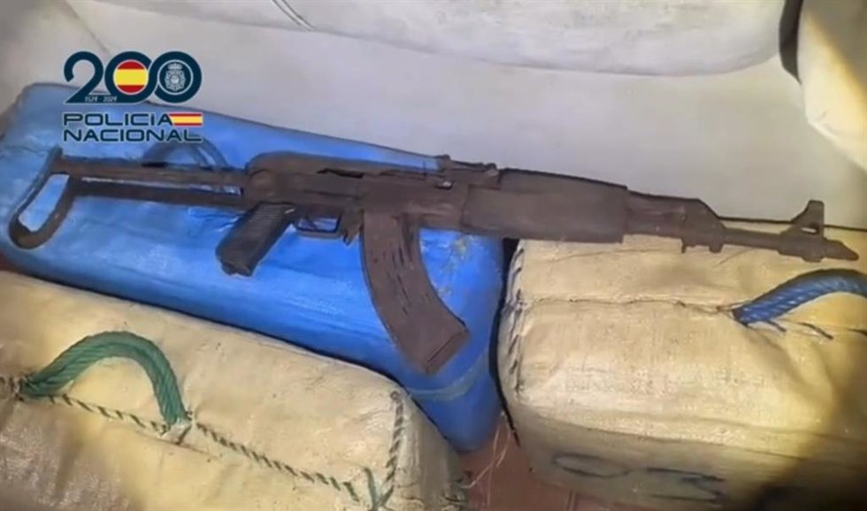 Fardos de hachís y armas de guerra hallados en una "guardería" en Algeciras (Cádiz)
