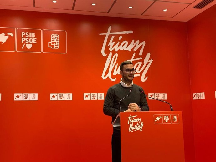 Archivo - El portavoz del PSIB-PSOE, Rubén Castro, en una rueda de prensa.