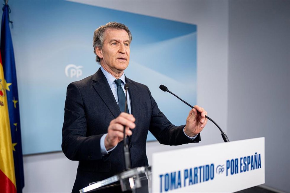Archivo - El presidente del Partido Popular, Alberto Núñez Feijóo, comparece en la sede del PP.