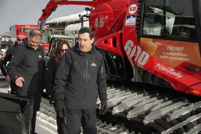 El presidente de la Junta de Andalucía, Juanma Moreno (d), durante la visita a Sierra Nevada. A 09 de enero de 2026, en Sierra Nevada, Monachil, (Granada, Andalucía).