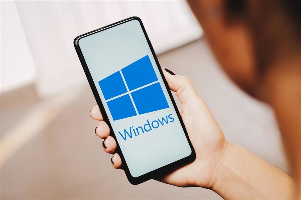 Archivo - Ilustración del logo de Windows en un móvil.