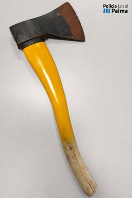 El hacha incautada a un hombre en una intrevención policial en Palma.