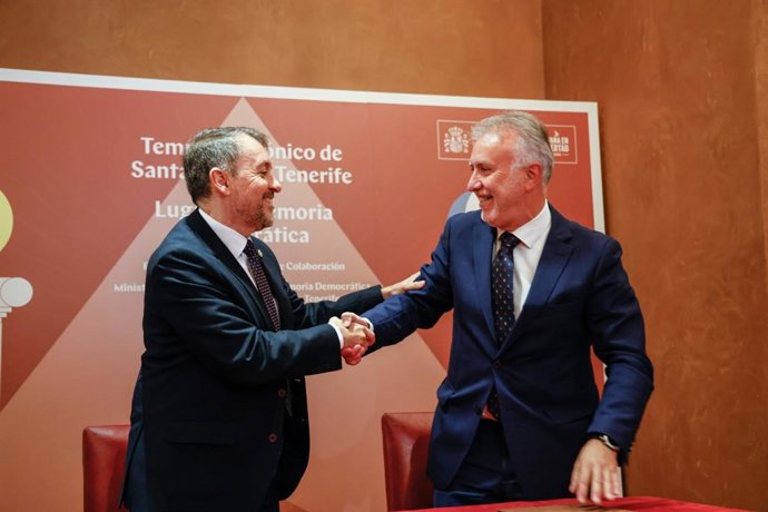 El alcalde de Santa Cruz de Tenerife, José Manuel Bermúdez, y el ministro de Memoria Democrática, Ángel Víctor Torres, en la frima de un protocolo de colaboración para divulgar el Templo Masónico