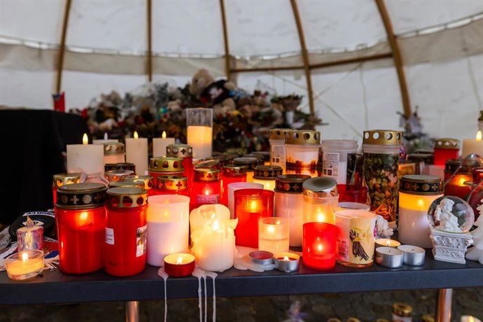 08 January 2026, Switzerland, Crans Montana: A tent protects flowers and candles laid for the victims of the fire from the snowfall in the "Le Constellation" bar on New Year's Eve. Photo: Philipp von Ditfurth/dpa