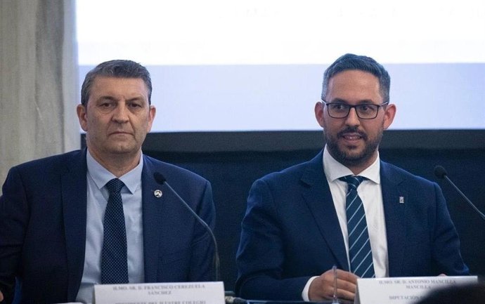 El diputado de Contratación, Agua, Promoción Agraria y Medio Ambiente, Antonio Mancilla, y el presidente del Colegio de Veterinarios de Granada, Francisco Cerezuela.