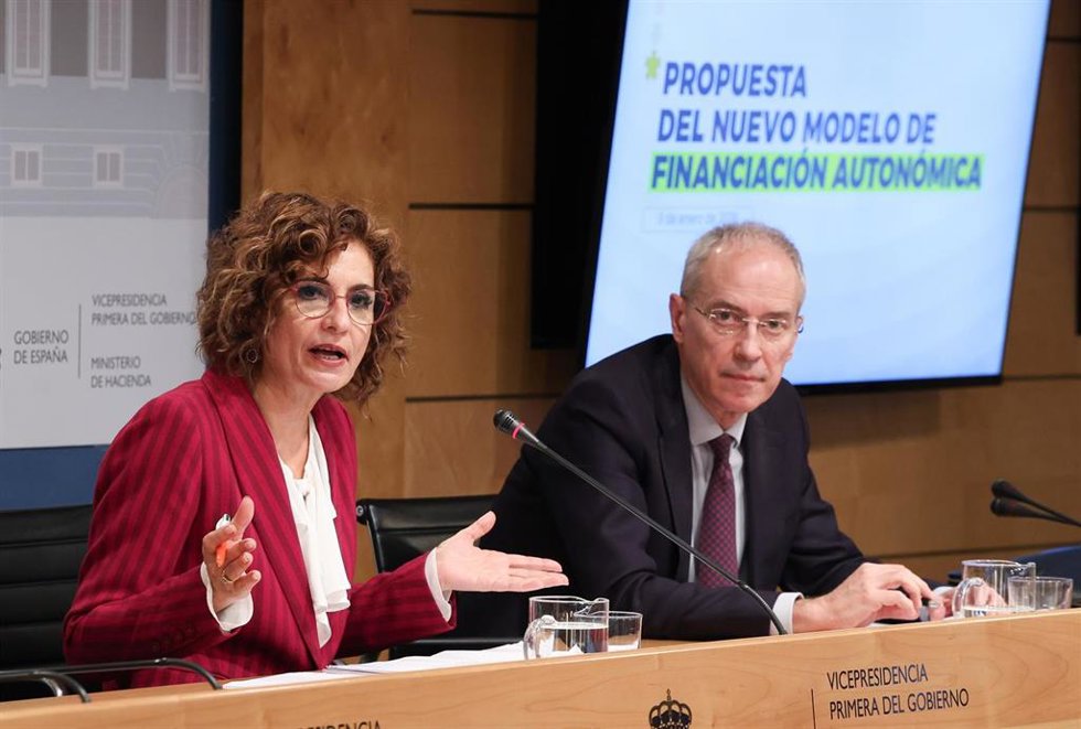 La vicepresidenta primera del Gobierno y ministra de Hacienda, María Jesús Montero (i), presenta la propuesta del nuevo modelo de financiación autonómica, a 9 de enero de 2026, en Madrid (España). El Gobierno central todavía no ha concretado ningún deta