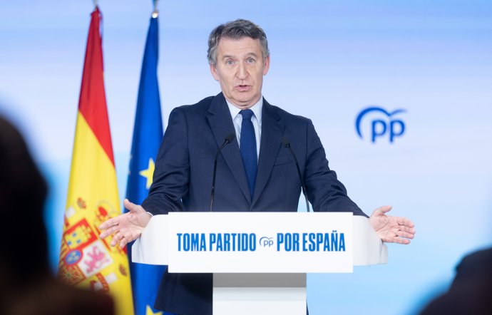 El presidente del Partido Popular, Alberto Núñez Feijóo, comparece ante los medios de comunicación, en la sede nacional del Partido Popular, a 29 de diciembre de 2025, en Madrid (España).