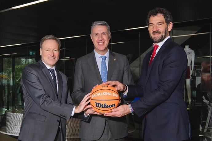 Badalona acogerá la Final Four de la Basketball Champions League 2026 en el Olímpic, en la foto el CEO de la BCL, Patrick Comninos, el alcalde de Badalona, Xavier Garcia Albiol, y el presidente de FIBA Europa, Jorge Garbajosa