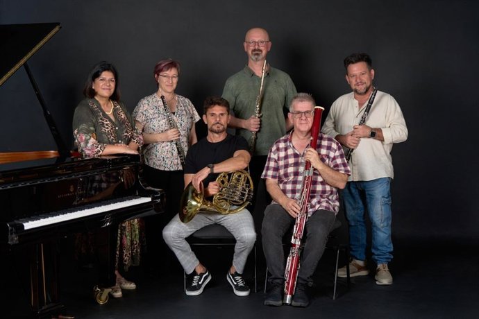 Imagen de los cinco profesores de la ROSS junto a la pianista invitada Auxiliadora Gil.