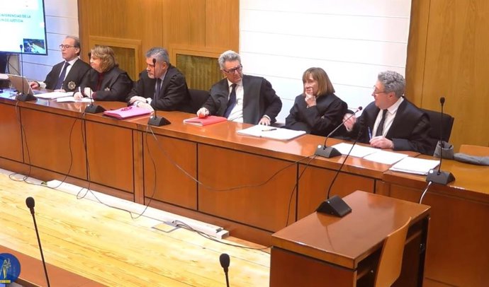 El letrado Luis Oviedo, representante de la acusación popular ejercida por Ecologistas en Acción, durante su informe este viernes en el juicio por la 'trama eólica' que se celebra en la Audiencia de Valladolid.