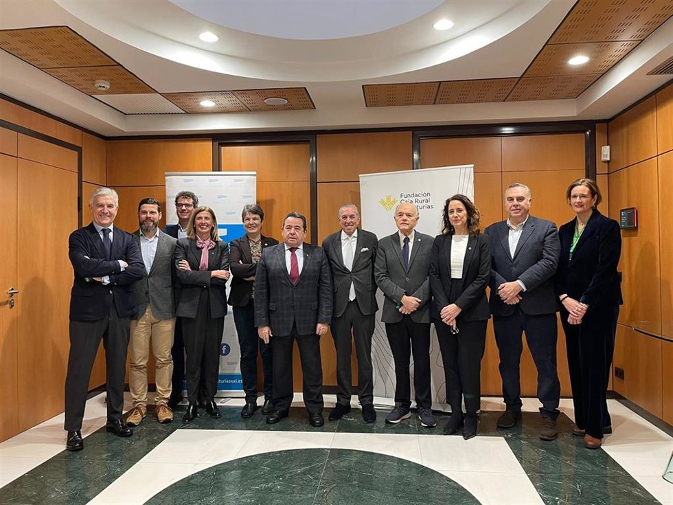 Mentores junto a los presidentes de Caja Rural Asturias, Fernando Martínez; Compromiso Asturias XXI, Eduardo Sánchez; y la directora de Fundación Caja Rural, Eva Pando.