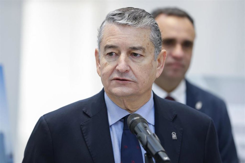 Imagen de archivo del consejero de Sanidad, Presidencia y Emergencias de la Junta de Andalucía, Antonio Sanz durante una atención a medios.