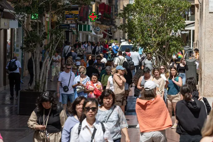 Archivo - Varios turistas se hacen un selfie en una calle de Palma. - Tomàs Moyà - Archivo