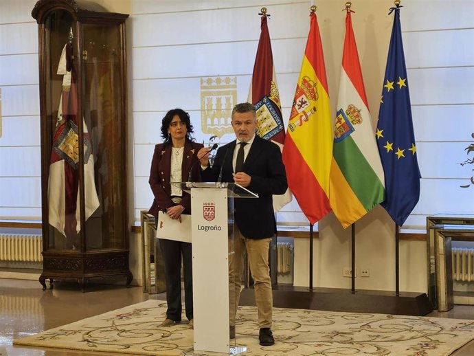 El alcalde de Logroño, Conrado Escobar, junto a la concejala de Política de Familia, Servicios Sociales y Discapacidad, Patricia Sainz.