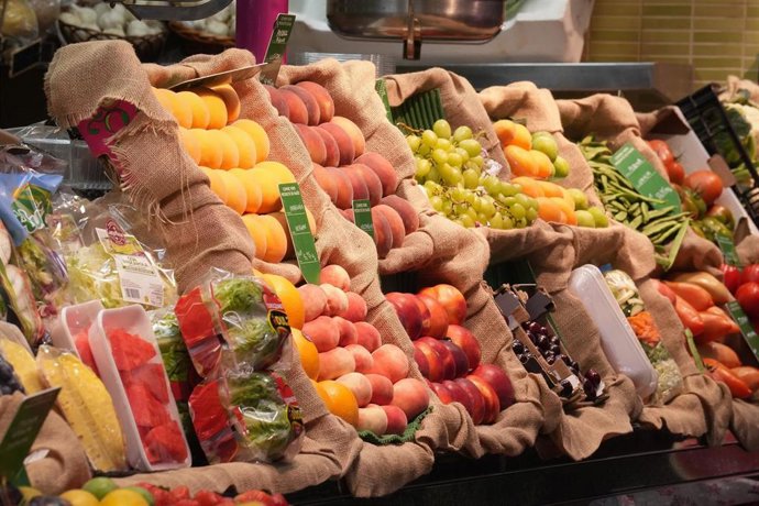 Archivo - Interior del Mercado de l'Estrella en Barcelona, a 25 de julio de 2025, en Barcelona, Catalunya (España). 