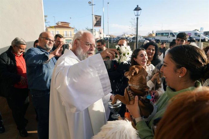 Archivo - Imagen de archivo de varias personas en la parroquía de San Antonio Abad en el distrito malagueño de Churriana con sus mascotas para recibir la bendición del santo patrono de los animales.