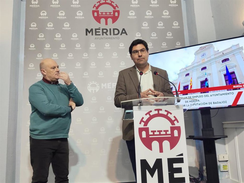 El delegado de Recursos Humanos, Julio César Fuster, y el vicepresidente tercero y diputado de Empleados Públicos, Seguridad y Salud en el Trabajo de la Diputación de Badajoz, Ramón Díaz Farias, presentan el Plan de Empleo.