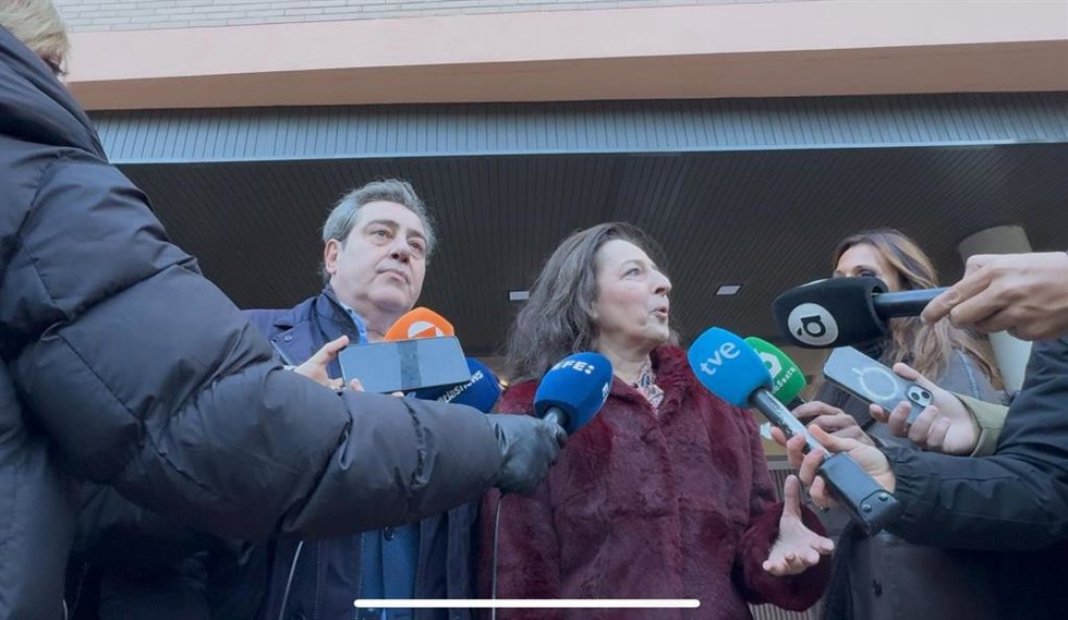 Atención a medios en las puertas de los juzgados de Catarroja