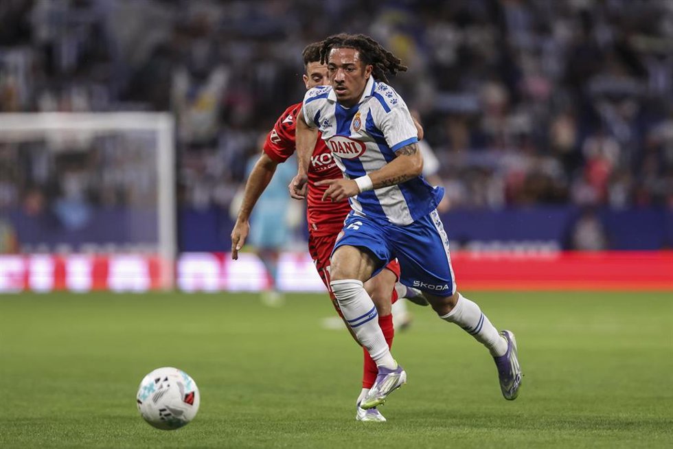 Archivo - Luca Koleosho del RCD Espanyol en acción durante el partido de LaLiga EA Sports contra CA Osasuna en el RCDE Stadium