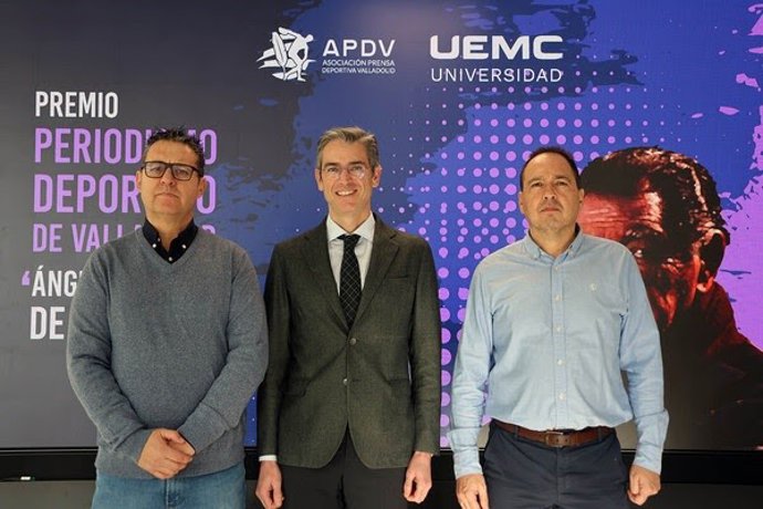 De izq. A dcha.: 'Lolo' Velasco, presidente de la APDV; Jesús Zarzuela Mateos, consejero delegado de la Universidad Europea Miguel de Cervantes, y Luis Miguel de Pablos, periodista y vicepresidente primero de la APDV.