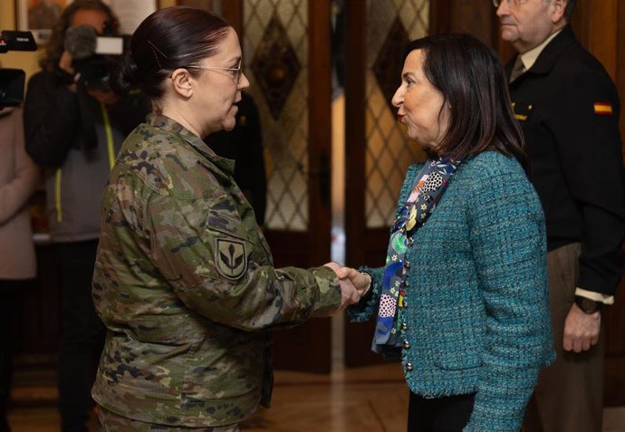 La ministra de Defensa, Margarita Robles, visita la Agrupación de Transporte No 1 (AGTP 1), a 9 de enero de 2026, en Madrid (España). La visita se realiza para conocer de primera mano las capacidades de la unidad y la ministra presidirá la imposición de l