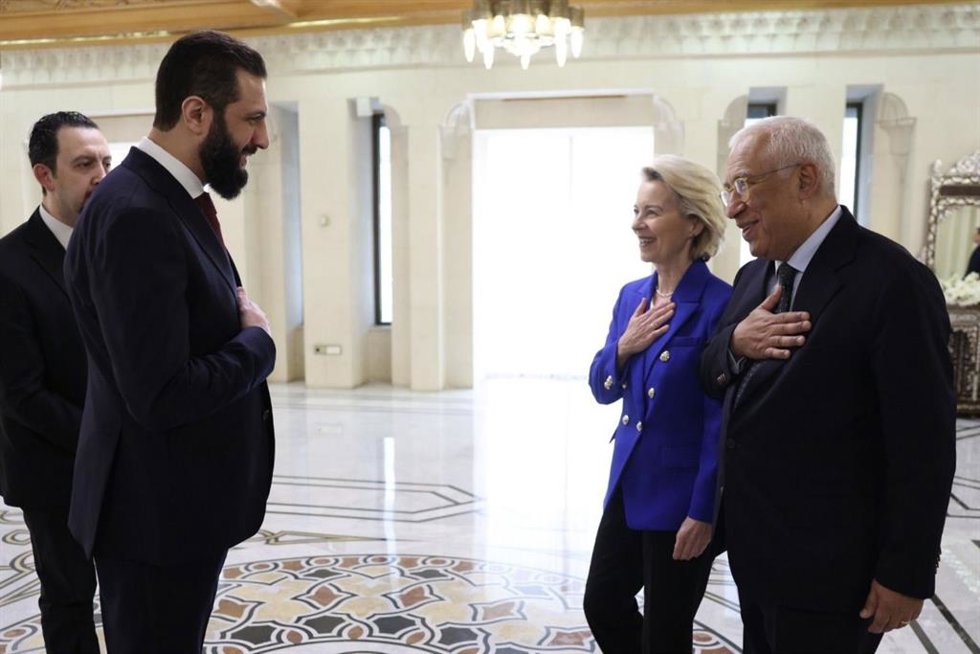 El presidente de la Transición de Siria, Ahmed al Shara, recibe en Damasco a la presidenta de la Comisión Europa, Ursula von der Leyen, y al presidente del Consejo Europeo, António Costa.