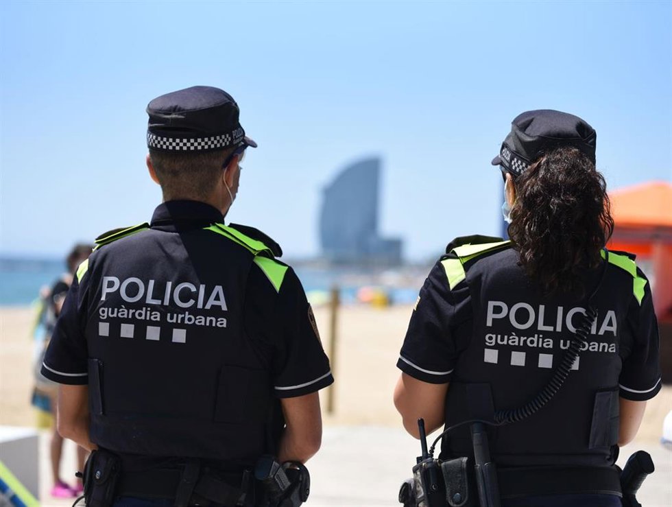 Archivo - Imagen de archivo de dos agentes de la Guardia Urbana en la playa de Barcelona