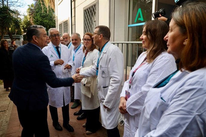 El consejero de Sanidad, Presidencia y Emergencias, Antonio Sanz, saludando a personal sanitario.