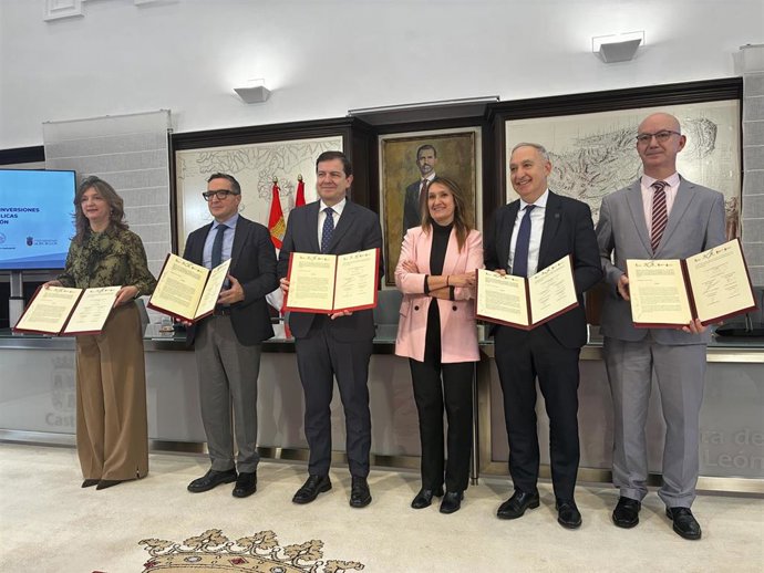 De izquierda a derecha: Nuria González (ULE); Juan Manuel Corchado (USAL); Alfonso Fernández Mañueco; Rocío Lucas, Antonio Largo (UVA) y José Miguel García (UBU).