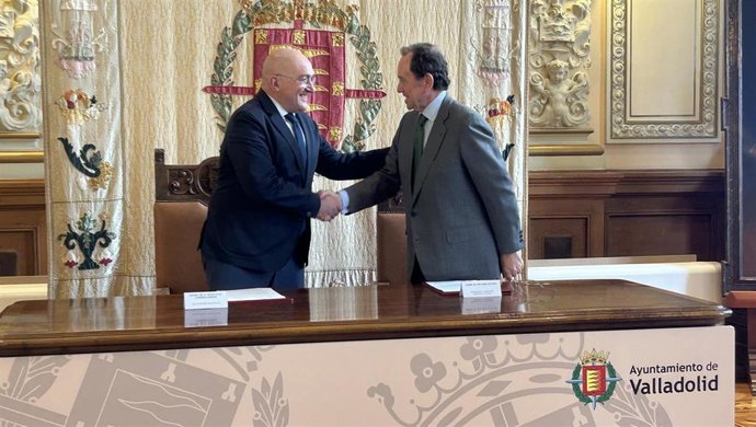 El alcalde de Valladolid, Jesús Julio Carnero (izda), y el presidente de la Fundación Iberdrola, Jaime Alfonsín, se estrechan las manos tras firmar el convenio para la iluminación ornamental del Ayuntamiento.