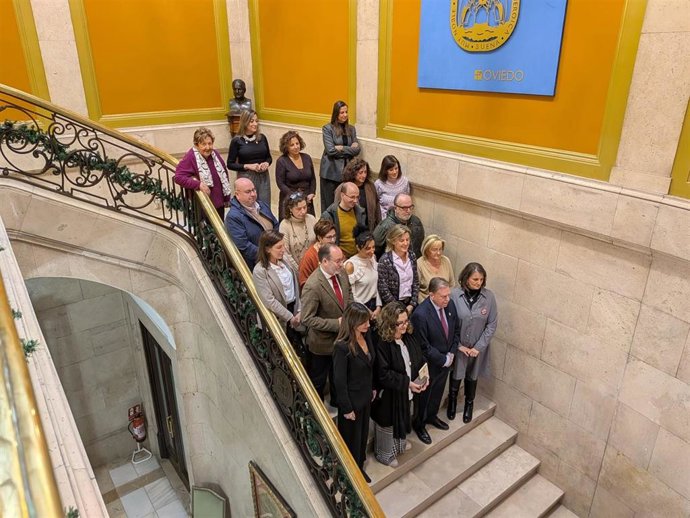 Posado ante las cámaras en la entrega del premio Cáritas