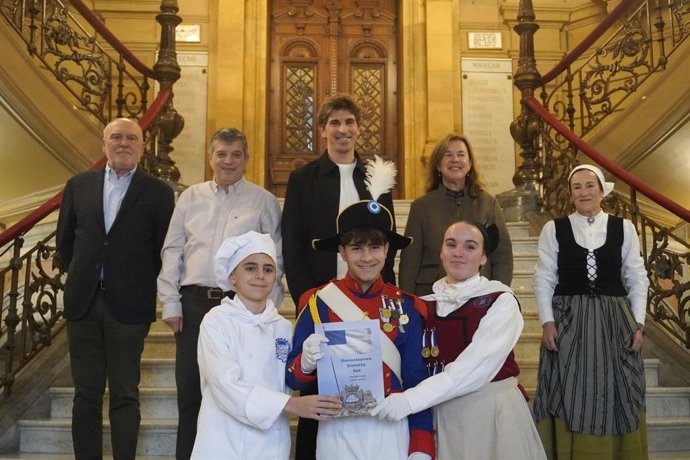 Donostiako Danborradaren 150 urteak oroitzen dituen 'Donostiarren historia bat' liburua aurkeztu dute