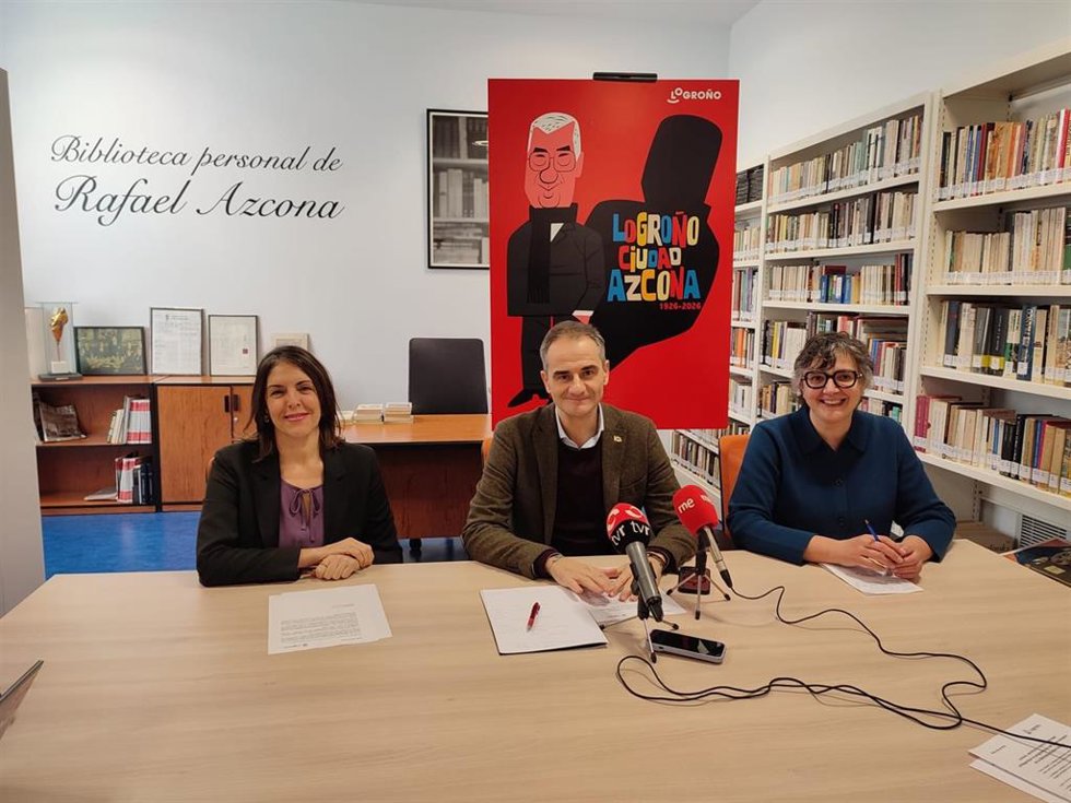 El concejal de Promoción de la Ciudad, Miguel Sáinz, junto a la concejala de Cultura, Fernández, y la directora de la Biblioteca Rafael Azcona, Esther Felipe.