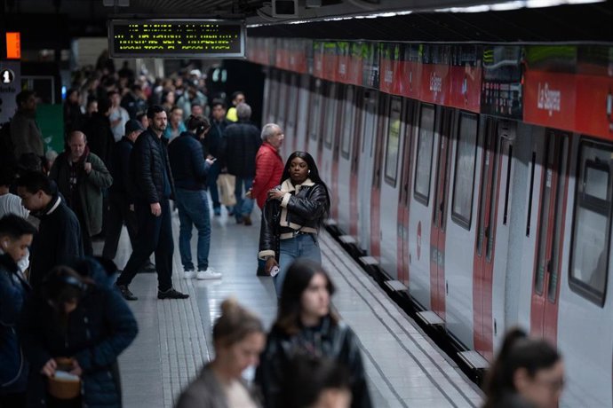 Archivo - Varias personas en el metro de Barcelona.