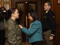 Robles condecora a miembros de la Agrupación de Transporte por la dana y vuelve a exigir a Feijóo que se disculpe