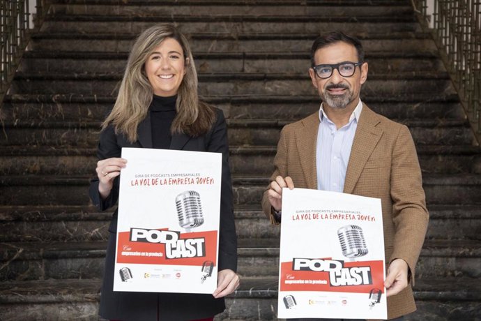 El presidente de Iprodeco, Félix Romero, presenta el cartel del programa de podcast 'La voz de la empresa joven'.