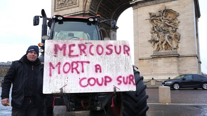Vários tratores em frente ao Arco do Triunfo, em 8 de janeiro de 2026, em Paris (França). Mais de uma centena de tratores entraram na capital francesa, apesar das tentativas das Forças de Segurança do Estado de impedi-los, para protestar contra o a