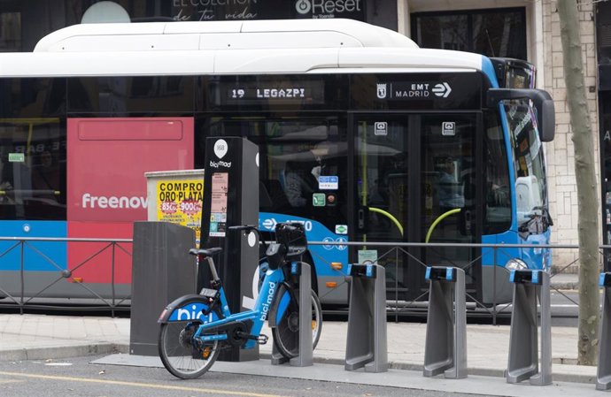 Autobús circula por las calles de Madrid, a 8 de enero de 2026, en Madrid (España). 