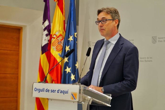 Archivo - El portavoz del Govern y conseller de Economía, Hacienda e Innovación, Antoni Costa, en rueda de prensa