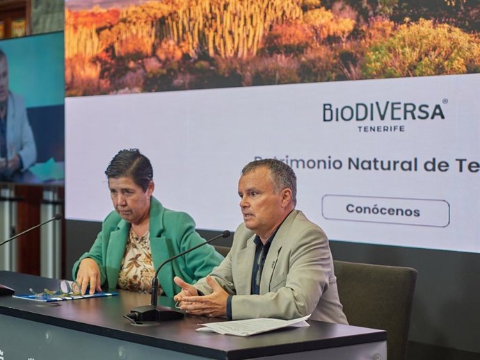 La consejera de Medio Natural del Cabildo de Tenerife, Blanca Pérez, y el director insular, Pedro Millán, en una rueda de prensa para presentar la plataforma 'Tenerife Biodiversa'