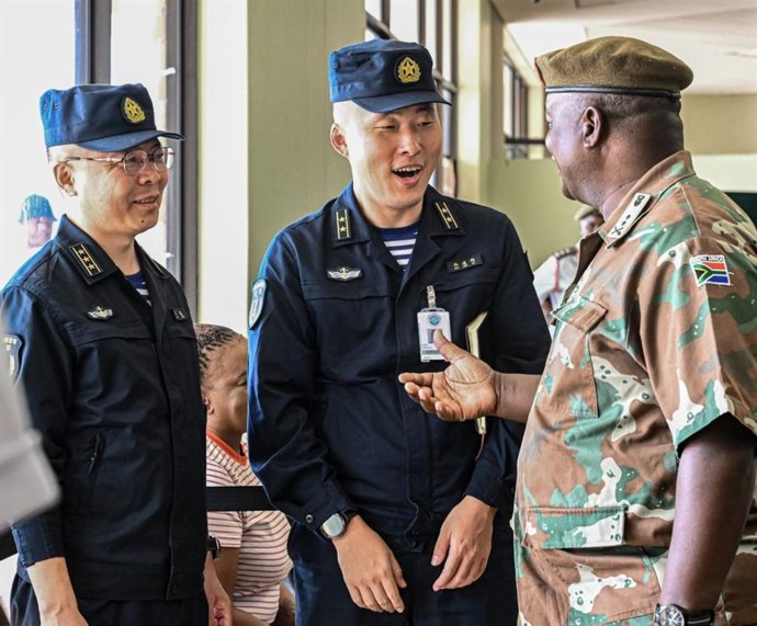 Militares chinos participan en las maniobras navales conjuntas de los BRICS en Sudáfrica.