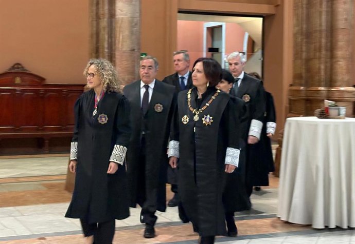 La Fiscal General del Estado, Teresa Peramato (derecha), y la presidenta del Tribunal Superior de Justicia de Catalunya (TSJC), Mercè Caso (izquierda), en el acto de jura de los nuevos fiscales destinados en Catalunya, en el Palau de Justícia este viernes