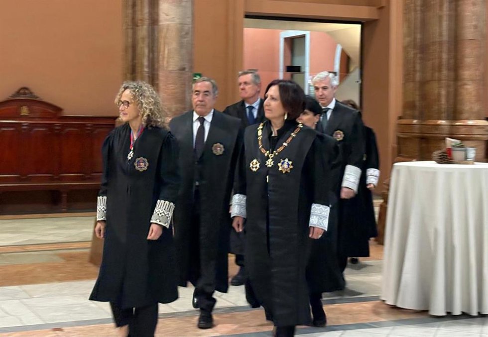 La Fiscal General del Estado, Teresa Peramato (derecha), y la presidenta del Tribunal Superior de Justicia de Catalunya (TSJC), Merc Caso (izquierda), en el acto de jura de los nuevos fiscales destinados en Catalunya, en el Palau de Justícia este viern