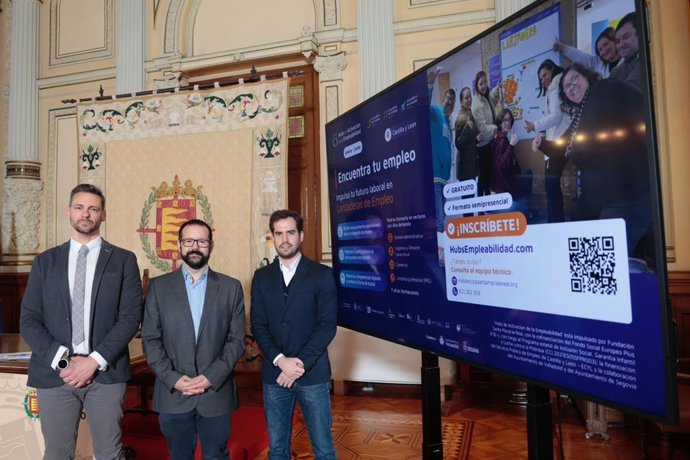 El concejal de Personas Mayores, Servicios Sociales y Familia, Rodrigo Nieto (dcha), junto al gerente de Ecyl, Jesús Blanco (izda), y el representante de la Fundación Santa María la Real, Álvaro Retortillo.
