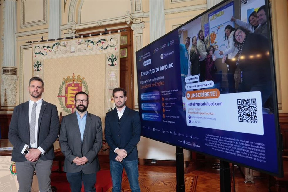 El concejal de Personas Mayores, Servicios Sociales y Familia, Rodrigo Nieto (dcha), junto al gerente de Ecyl, Jesús Blanco (izda), y el representante de la Fundación Santa María la Real, Álvaro Retortillo.