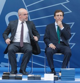 Archivo - (I-D) El delegado del Gobierno en la Comunidad de Madrid, Francisco Martín y el alcalde de Madrid, José Luis Martínez-Almeida, durante el acto de conmemoración de la festividad de San Juan Bautista