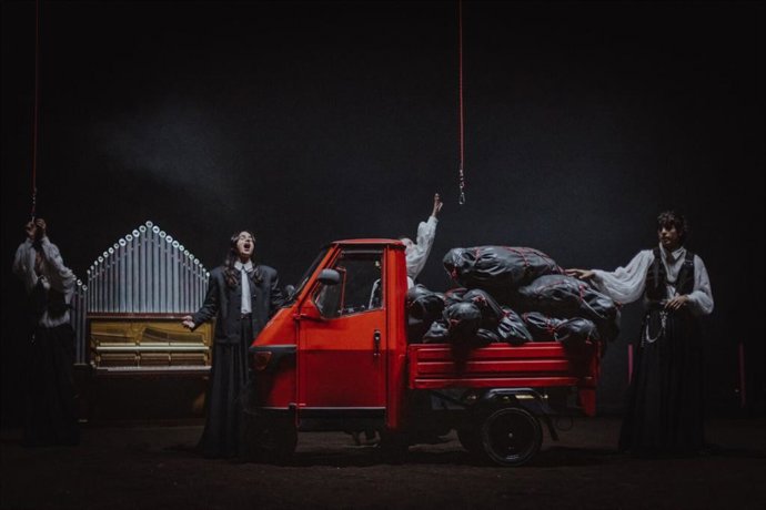 La compañía de teatro La Veronal interpretando la obra ‘La mort i la primavera’. Imagen de Silvia Poch