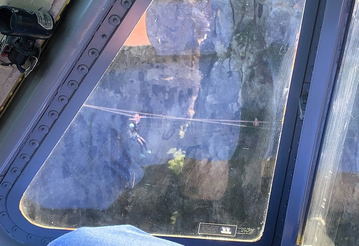 Un helicóptero de los bomberos rescata a una mujer que se quedó atascada en una tirolina a 50 metros de altura